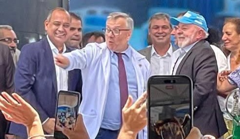 Ex-prefeito de Queimados ao lado do presidente Lula ressalta a importância de todos trabalharem pelo povo