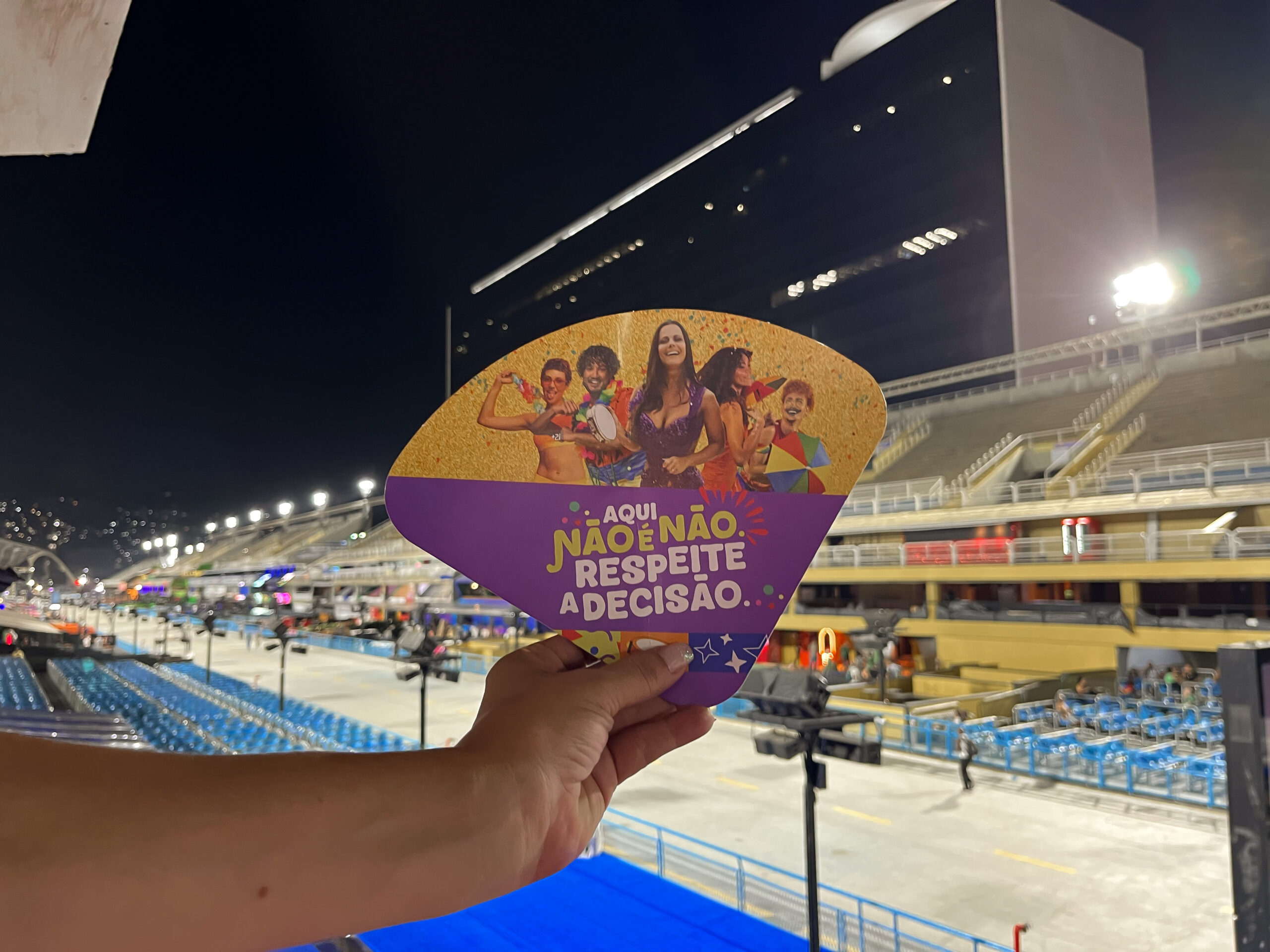 Camarotes da Sapucaí recebem orientações da Secretaria de Estado da Mulher e sinalização contra assédio