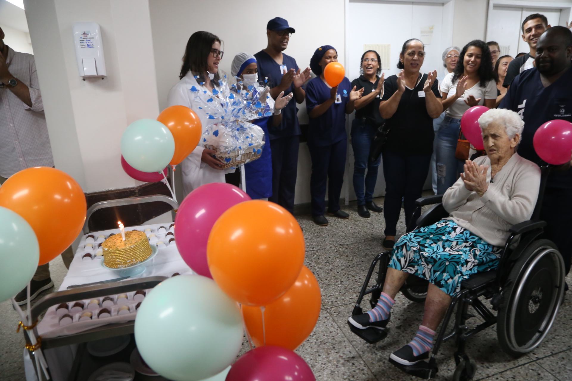 Idosa de 110 anos é homenageada por funcionários do Hospital Estadual Azevedo Lima