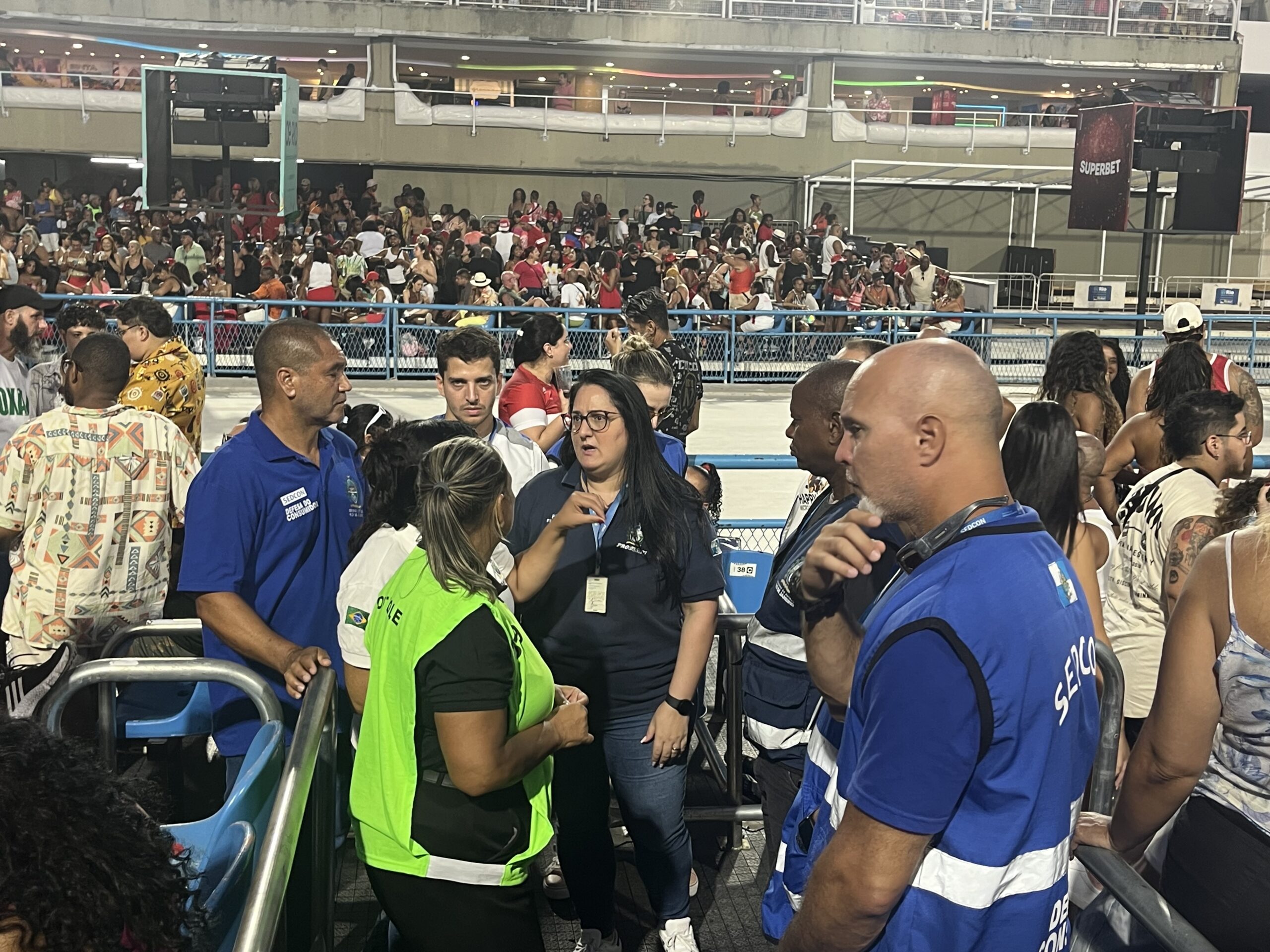 SEDCON e PROCON-RJ fiscalizam camarotes do Sambódromo na noite deste sábado