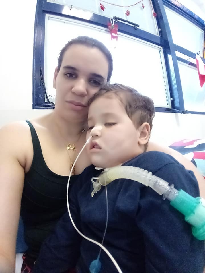 QUEIMADOS | Mãe pede ajuda para o tratamento do filho com câncer