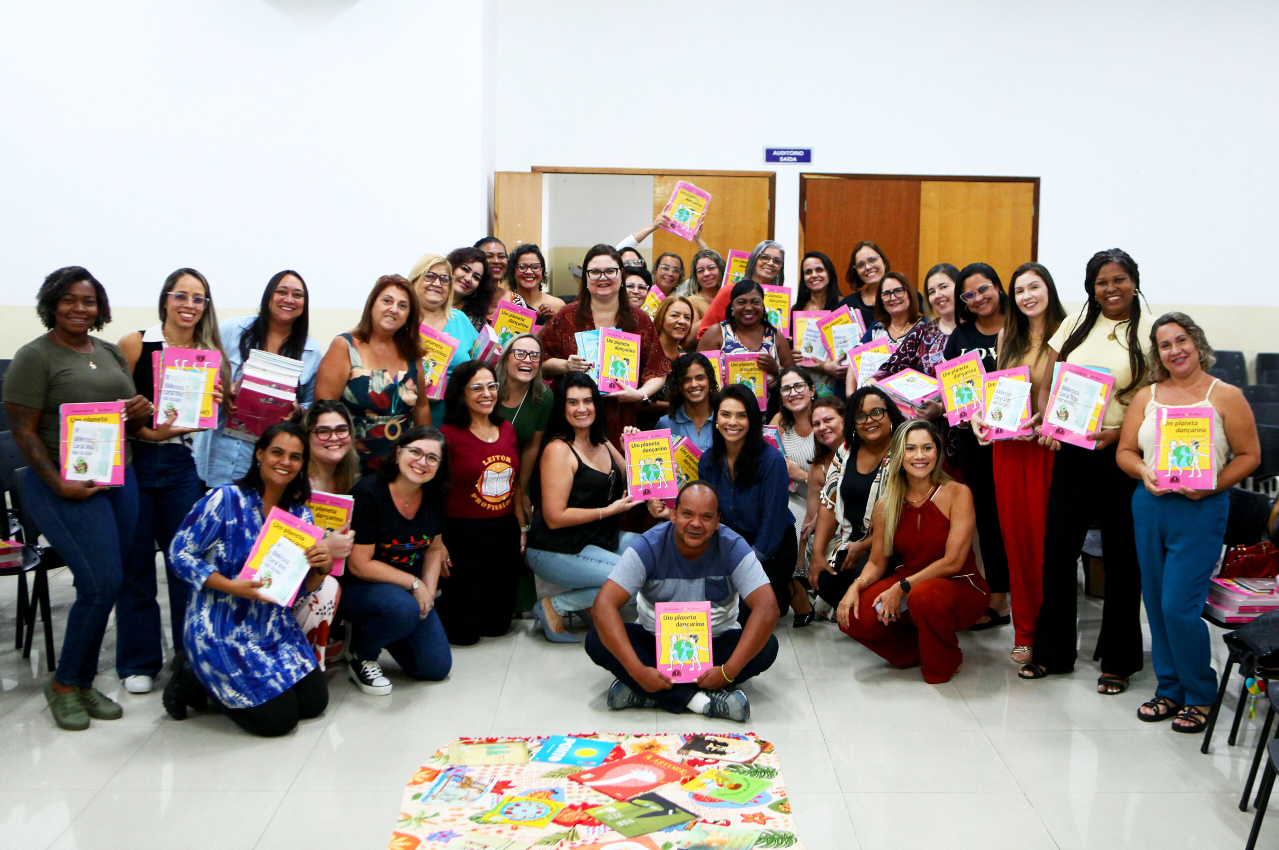 Escolas de Nova Iguaçu recebem livros sobre mudanças climáticas
