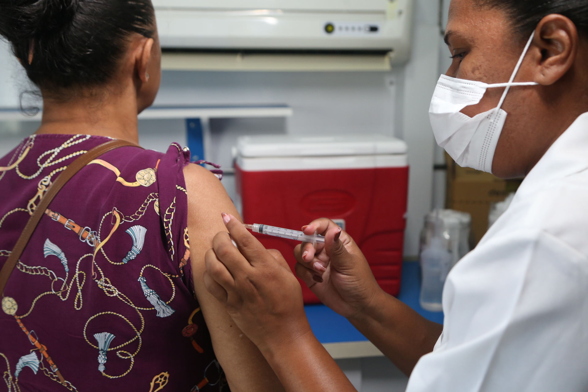 VACINA; SES-RJ enviará minicaminhão com estrutura para Queimados, Japeri e outros municípios