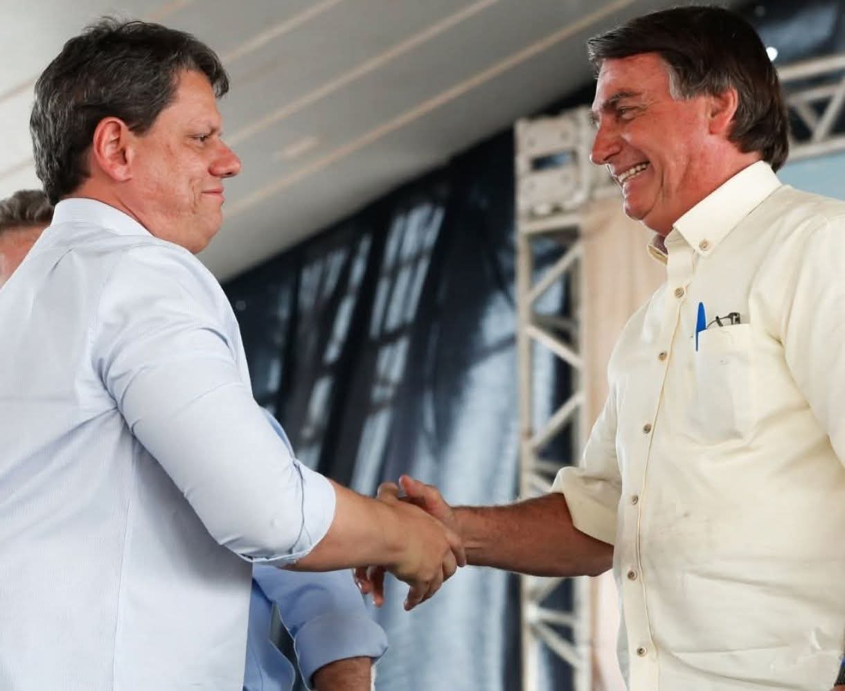 Tarcísio visita Bolsonaro em prisão domiciliar com aval do STF.