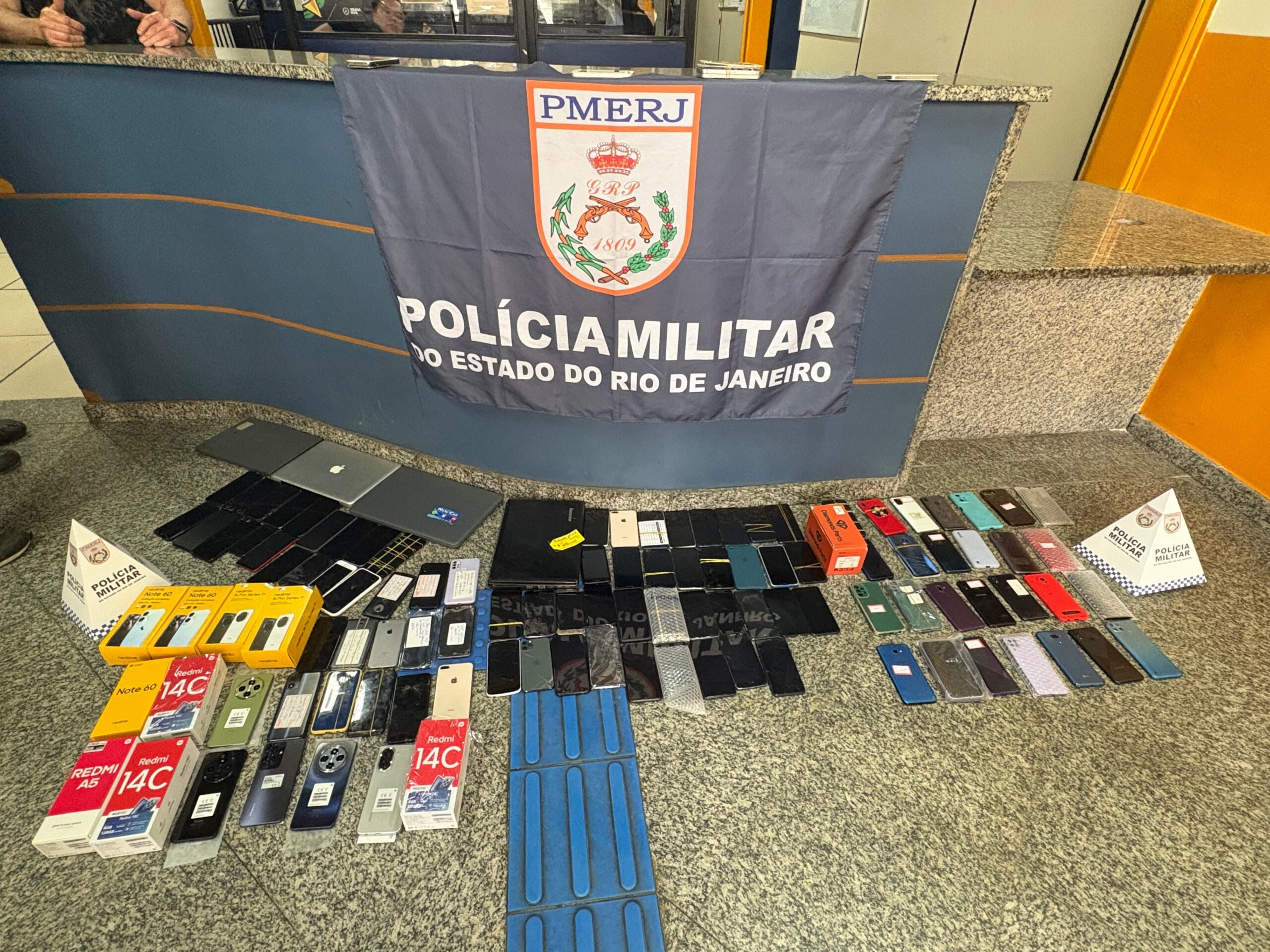 PM REALIZA OPERAÇÃO PARA APREENDER CELULARES ROUBADOS E FURTADOS NO RIO