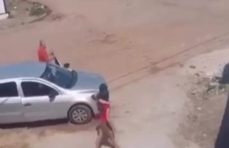 Vídeo: Homem agride esposa s filha