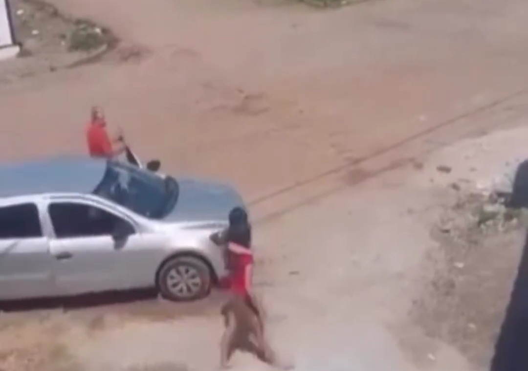 Vídeo: Homem agride esposa s filha