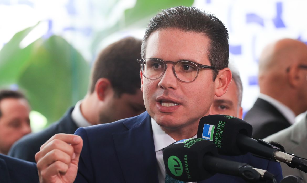 Motta envia pedido pra afastar 15 deputados após motim na Câmara