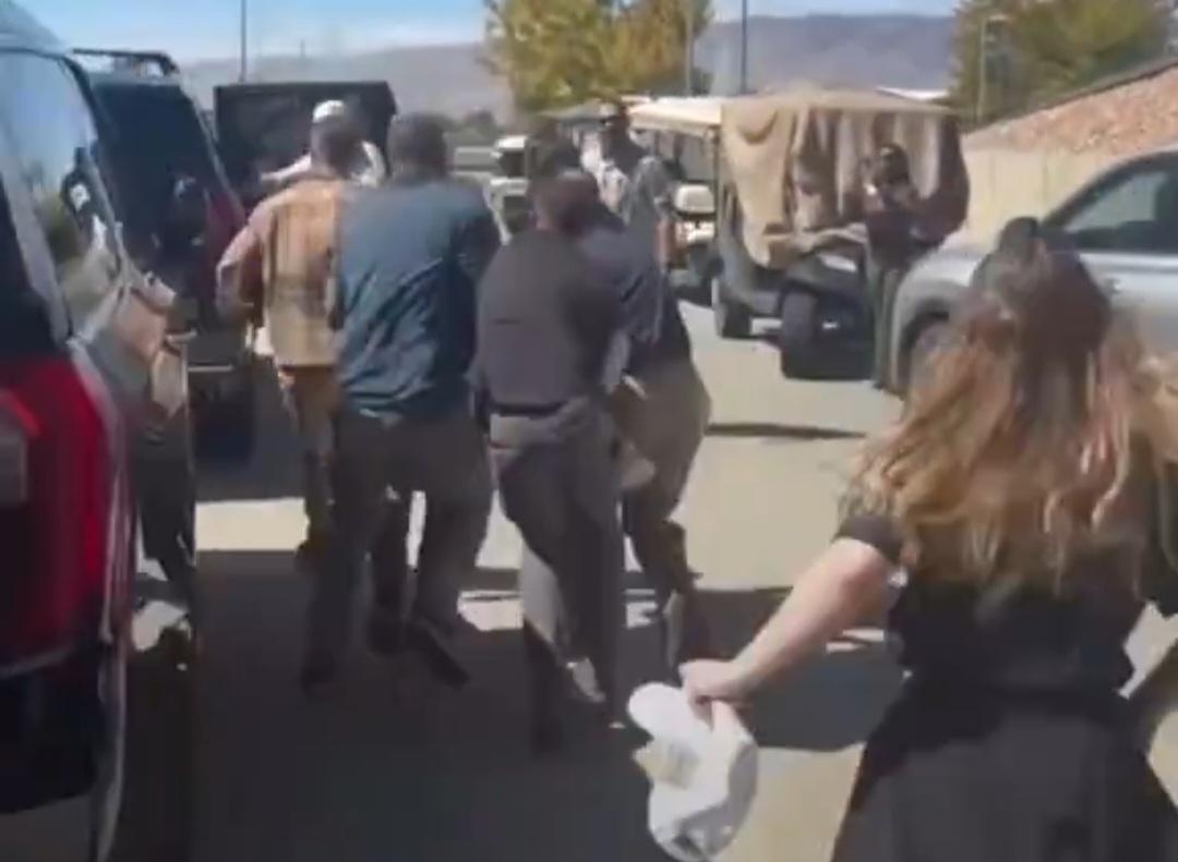 VÍDEO; Veja momento em que Charlie Kirk ativista pró-Trump foi b4leado