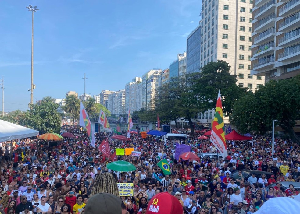 Milhares de pessoas compareceram em Copacabana para protestarem