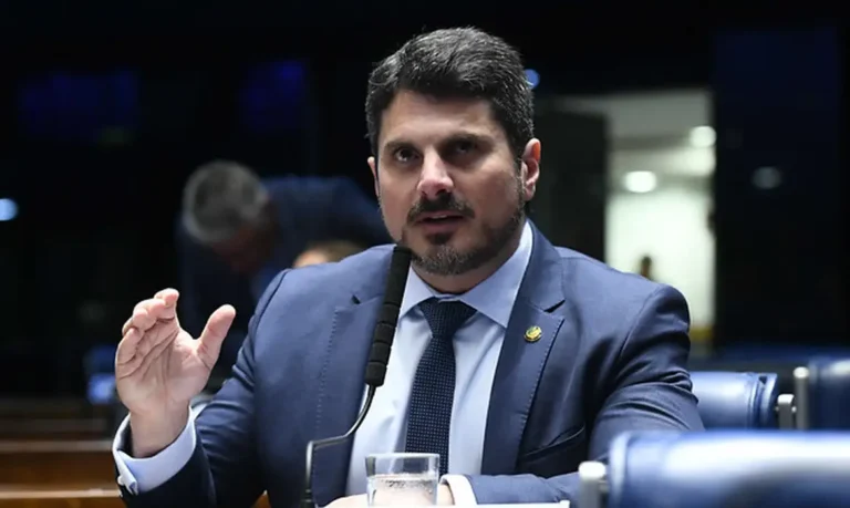 Senado Formaliza Afastamento de Marcos do Val por “Tratamento de Saúde”