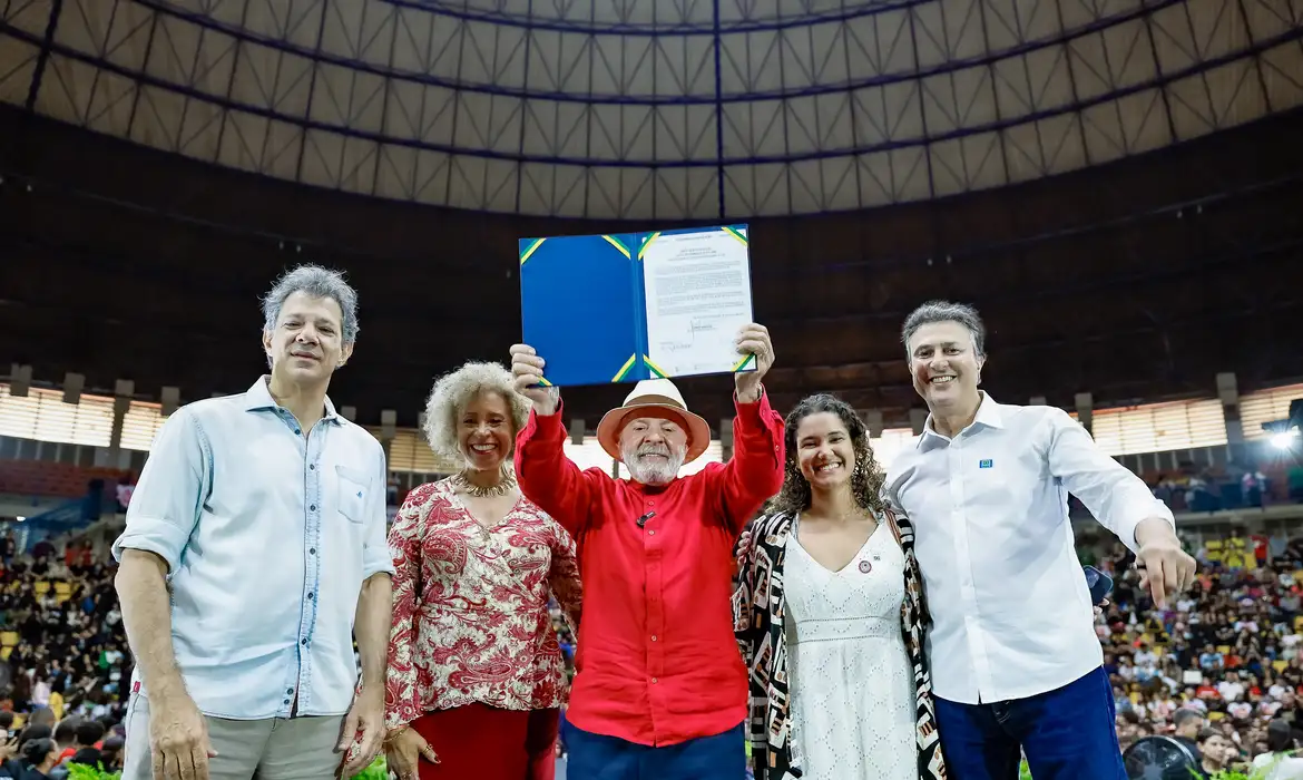 Governo anuncia investimento de R$ 108 milhões em cursinhos populares