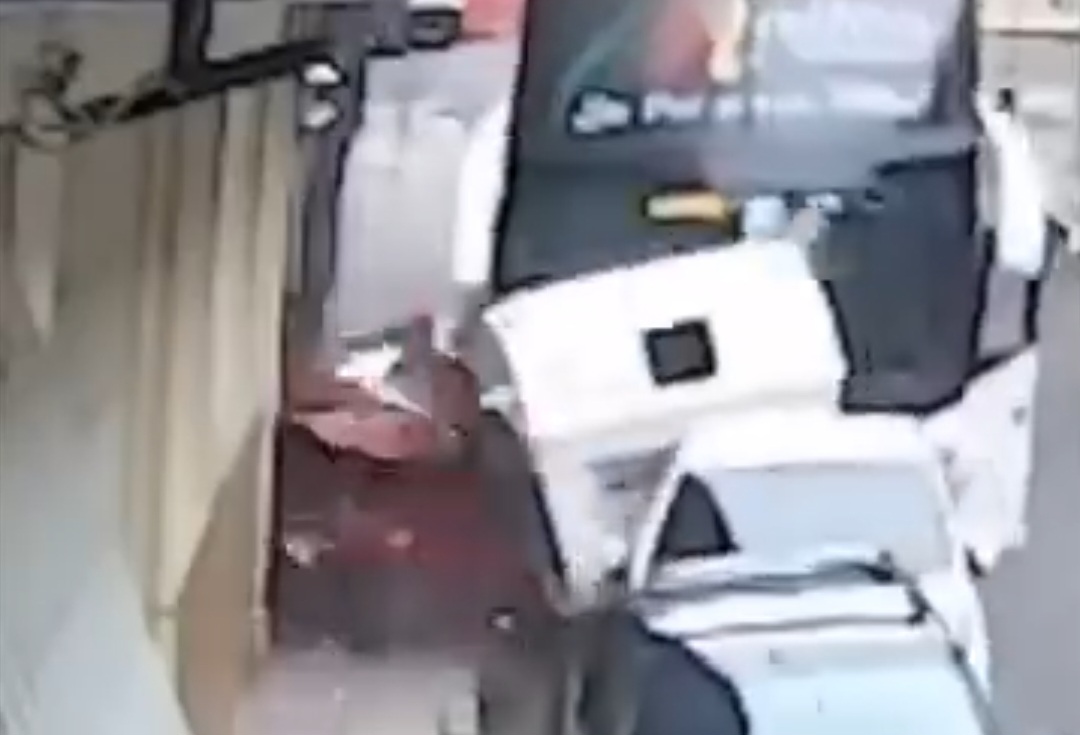 Vídeo: Ônibus com estudantes perde o controle e pega fogo