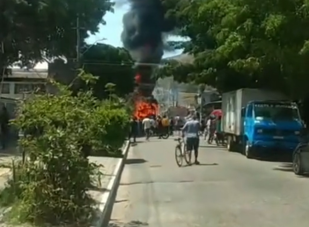 ÔNIBUS pegou fogo no Centro de Queimados perto do Restaurante Popular