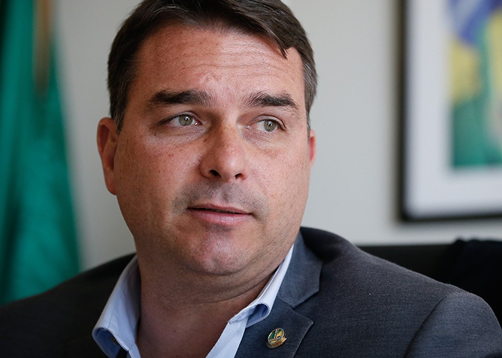 Flávio Bolsonaro convida EUA pra atacar barcos no Rio